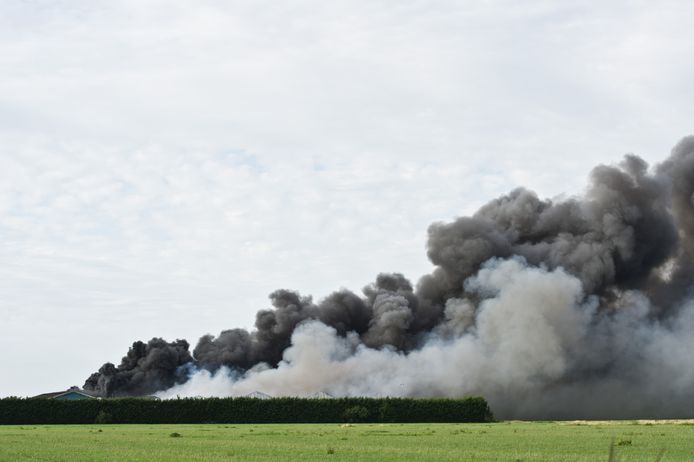 Enorme rookontwikkeling bij de grote brand in een varkensstal in Erichem.
