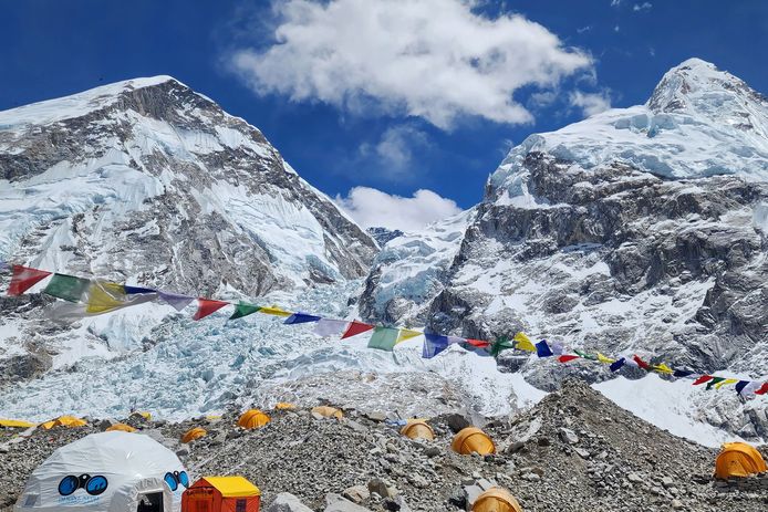 Tenten van bergbeklimmers in het basiskamp bij Mount Everest.
