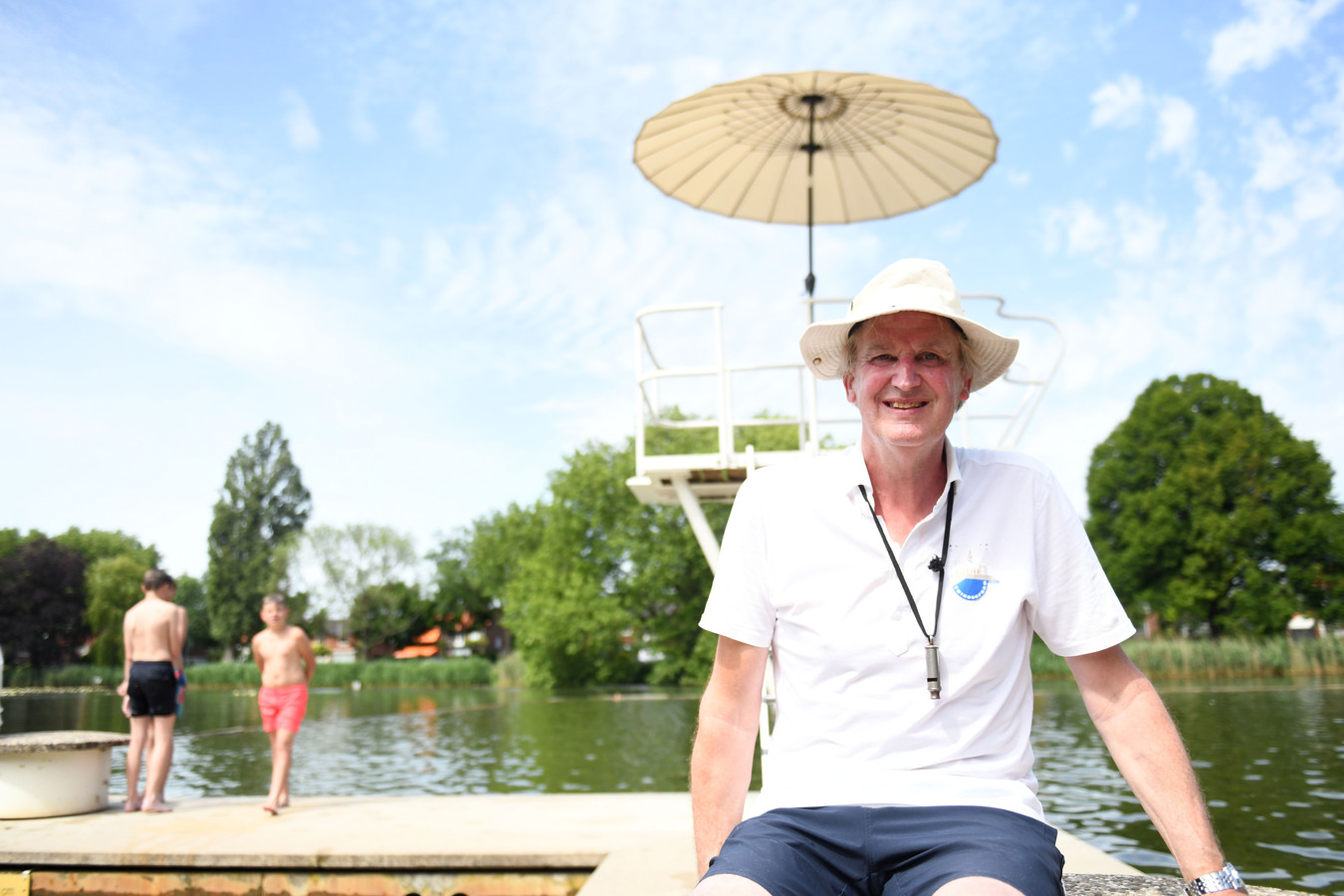 hengelo-r-robert-effting-heeft-mooiste-baan-van-de-wereld-badmeester