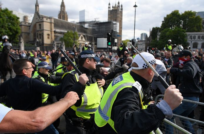 Er is melding gemaakt van gewelddadige aanvallen op tegenstanders van de brexit en politiemensen door voetbalsupporters van de rechts-extremistische Football Lads Alliance. Die had zijn leden opgeroepen om te demonstreren voor de brexit.