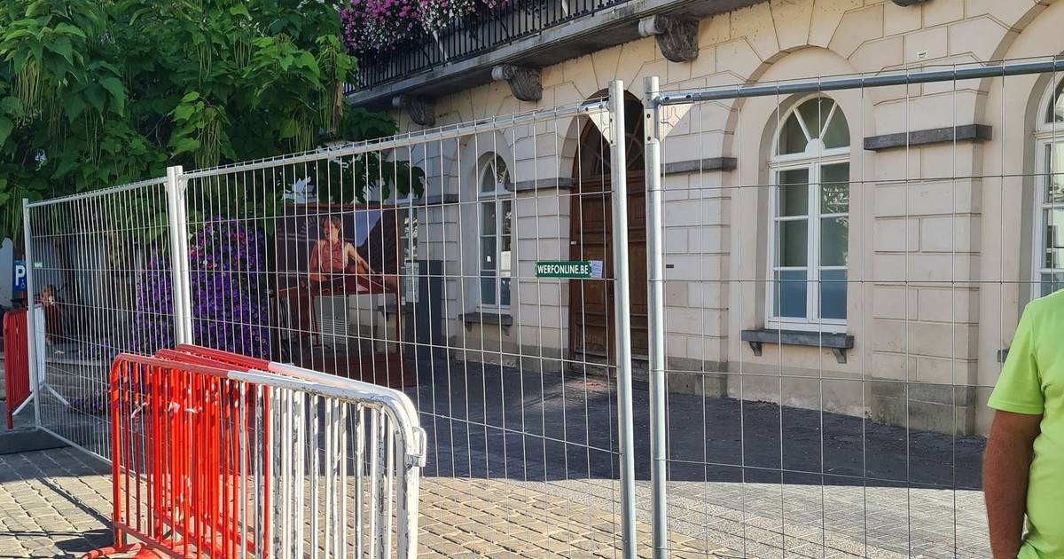 Brokstukken komen naar beneden na stormschade aan oudstadhuis
