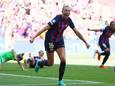 Fridolina Rolfö juicht nadat ze Barcelona op voorsprong heeft gezet.
