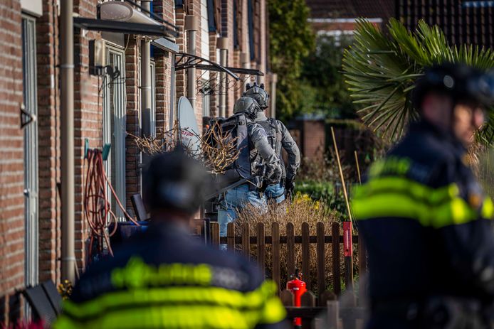 Het Rapid Response Team (RRT) van de politie is werd ingezet aan Het Antonie in Westervoort.