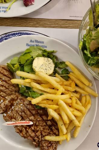 Stijn Baert proeft steak-friet in 4 bekende zaken in Vlaanderen: waar eet je de beste? “Een traditiehuis vol ambiance én smaak”