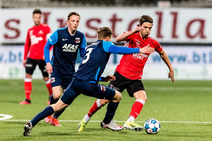 Orhan Dzepar start tegen Jong Ajax opnieuw in de basis, ook nu Maxime De Bie weer in de selectie terugkeert.
