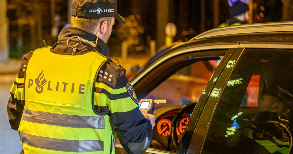 Politie vindt 50.000 euro in verborgen ruimte in auto: drie mannen aangehouden voor witwassen