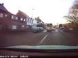 Dashcam filmt hoe buschauffeur nipt kan uitwijken voor vallende fietsster