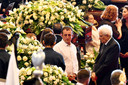 De Italiaanse president Sergio Mattarella (R) toont zijn medeleven met de slachtoffers en nabestaanden tijdens de bijeenkomst