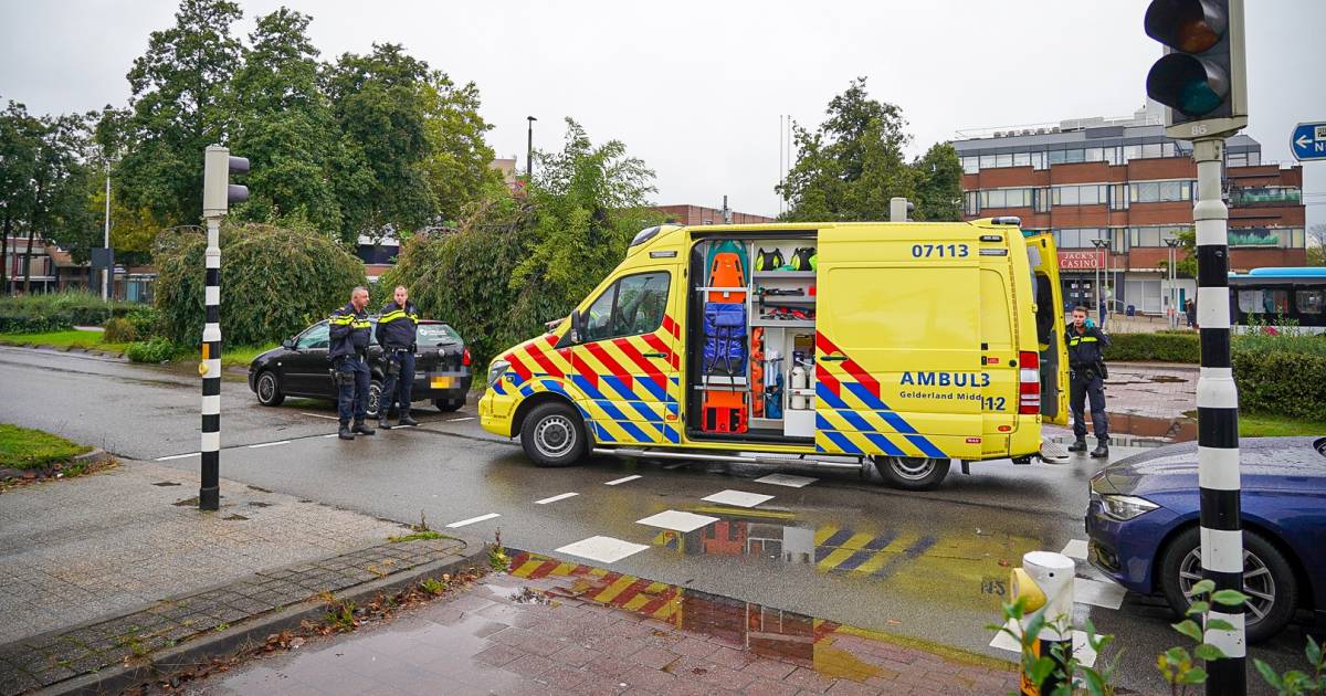 Fietser ernstig gewond bij ongeluk in Arnhem, traumahelikopter ter plaatse.