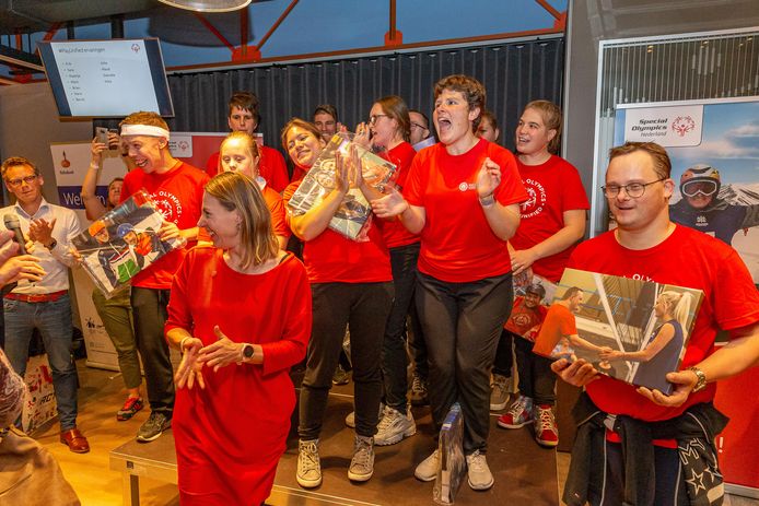 Ragna Schapendonk, voorzitter van Special Olympics Nederland, reikte foto's uit ter afsluiting van Play Unified. Op iedere foto staat een sporter met zijn of haar grote voorbeeld.