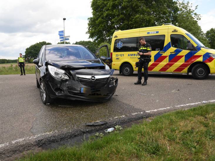 Twee auto's zwaar beschadigd na botsing bij vakantiepark Prinsenmeer