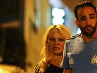 Pamela Anderson trekt in bij 18 jaar jongere Franse voetballer (en ze hebben trouwplannen)