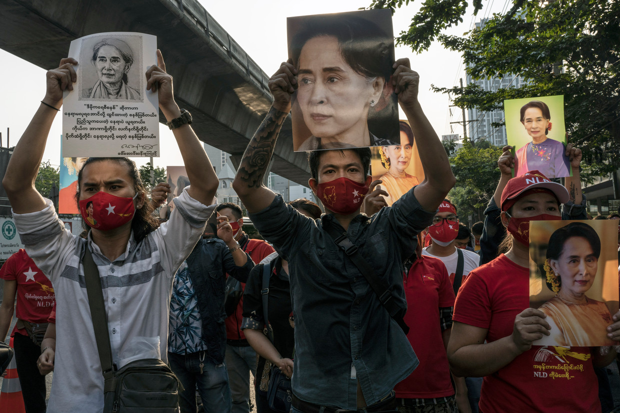 Aanhangers van Aung San Suu Kyi demonstreren bij de ambassade van Myanmar in Bangkok.  Beeld Hollandse Hoogte