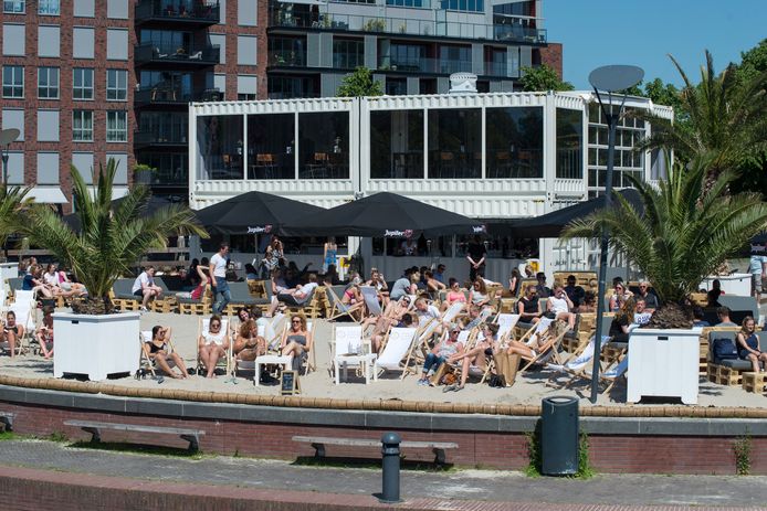 Drukte op het stadsstrand in 2017, met strandstoelen dicht bij elkaar.
