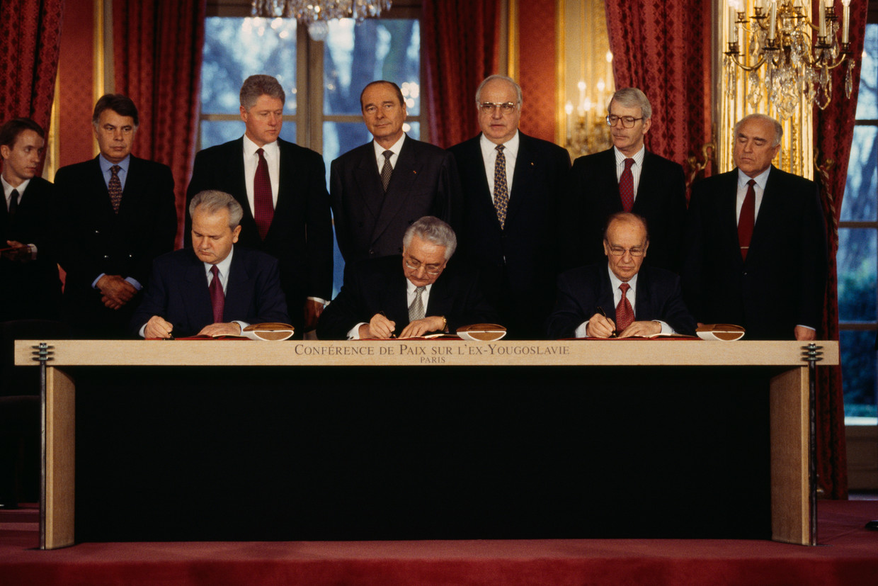 Wereldleiders tijdens de ondertekening van het verdrag van Dayton, dat een einde maakte aan de oorlog in Bosnië-Herzegovina. 