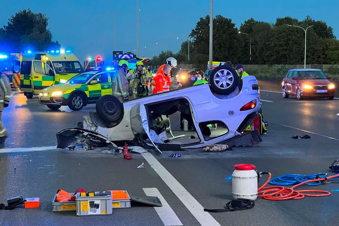 De wagen van de chauffeur belandde na een aanrijding met de middenberm ter hoogte van de oprit Erpe-Mere richting kust op zijn dak.