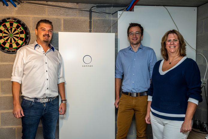 Opteco-CEO Ben Kunnen (links), Arno Motté van Elia (midden) en Patricia Fyon (rechts) bij een van de slimme thuisbatterijen van Opteco.