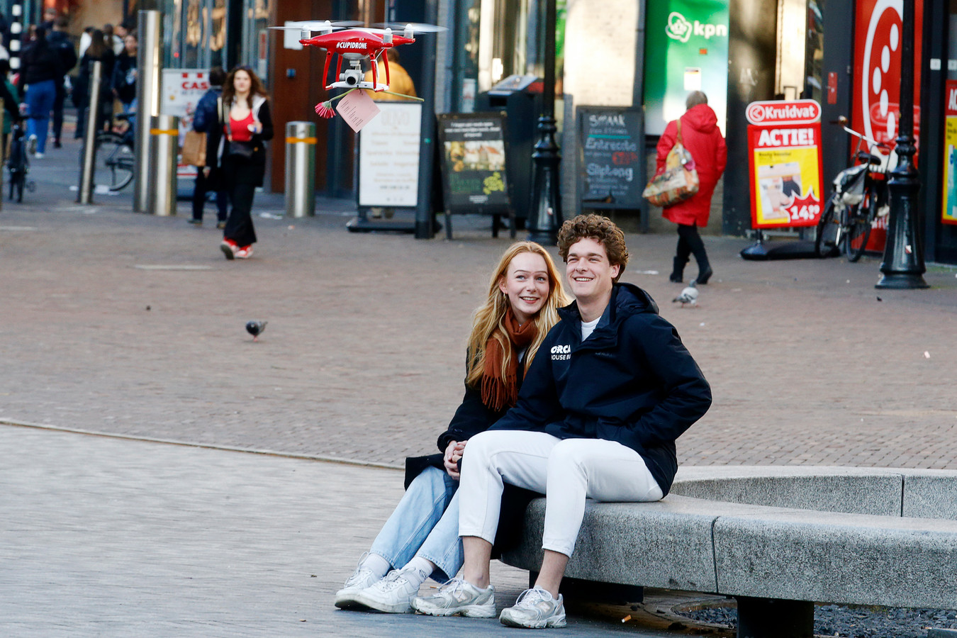 Het regent Valentijnsbloemen op het Vredenburg ‘Geen moment getwijfeld