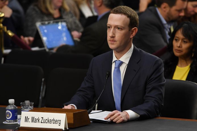 Mark Zuckerberg tijdens de vijf uur durende hoorzitting. Zuckerberg ging van start met een resem excuses. "Het was mijn fout, en het spijt mij. Ik heb Facebook opgestart, ik leid het en ik ben verantwoordelijk voor wat er gebeurt"