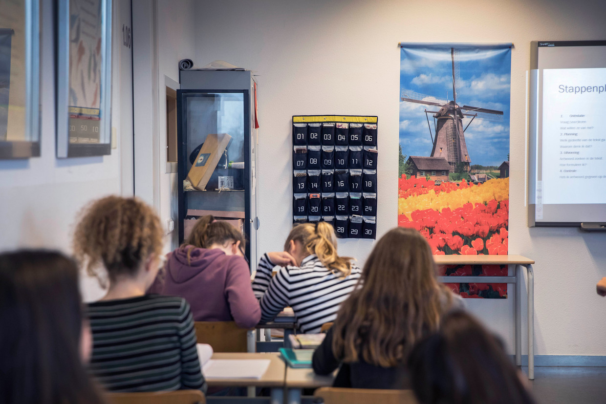 Aan de muur van dit klaslokaal in Culemborg hangt een speciale opbergzak voor de mobiele telefoons. Beeld Werry Crone