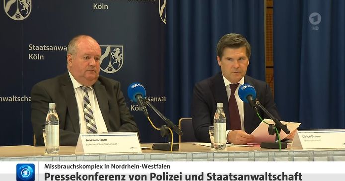 Hoofdofficier van justitie Ulrich Bremer (R) met naast hem collega Joachim Roth, leider van het parket in Keulen.