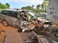 Auto botst hard op viaduct in Leende, bestuurder klautert zelf uit het wrak