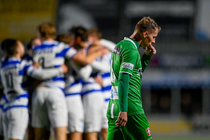 FC Dordrechts Nikki Baggerman treurt na de 2-0 van Spakenburg.