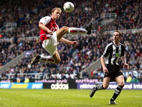 Kunststukje Bergkamp verkozen tot mooiste goal ooit in Premier League