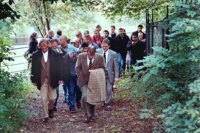 Oktober 1999: Justitie, advocaten en verdachten van de Villamoord rondgeleid langs de plaats van het delict aan de Apeldoornseweg