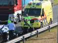 Motorrijder knalt op remmende auto en raakt gewond op Wippolderlaan