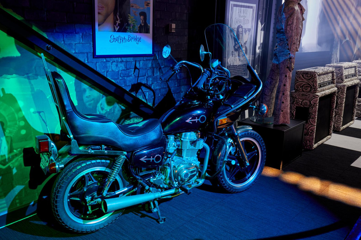 Een motor van Prince in de Graffiti Bridge zaal. Beeld getty