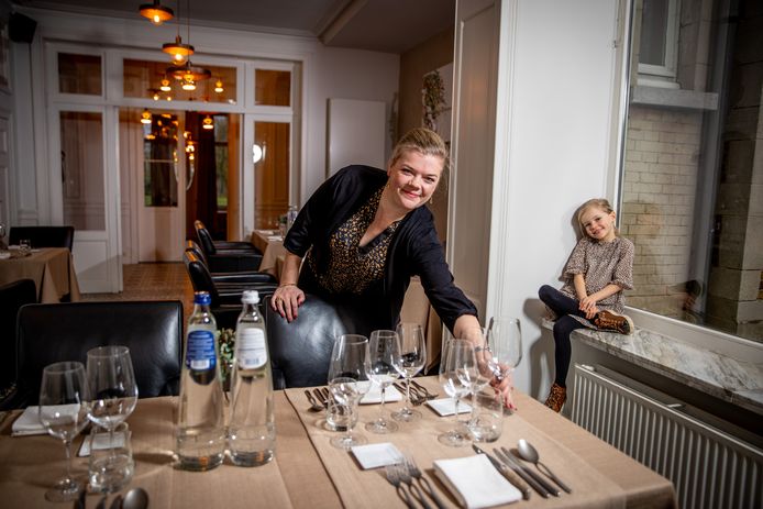 Zaalvrouw Thilde van restaurant 'Kasteel Nobelstede' in Aalter is er klaar voor. "Klokslag middernacht, met het échte nieuwjaar, wanneer de gasten al lang vertrokken zijn, klink ik hier met mijn dochtertje en man."