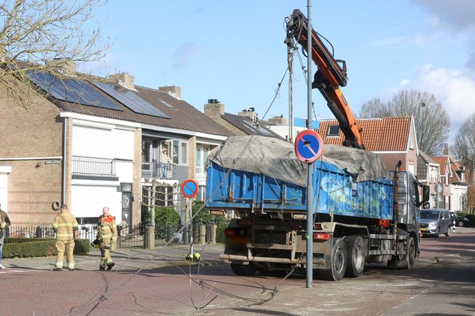 Due to an accident with a crane truck, the overhead lines of the track near Vught were destroyed.