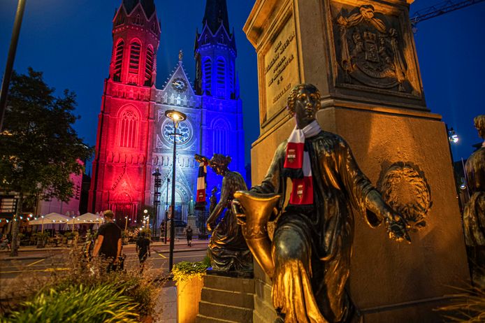De kerk in het centrum is verlicht.