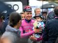 Tim Merlier tout sourire avec son fils Jules après sa victoire d'étape.