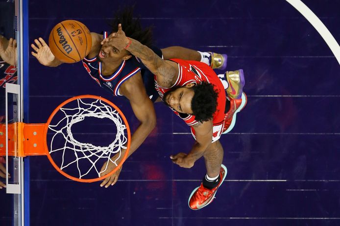 De basketballers van Philadelphia 76ers hebben in de NBA de topper tegen Chicago Bulls gewonnen.