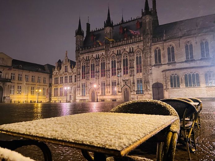 Brugge ontwaakt onder dun laagje sneeuw