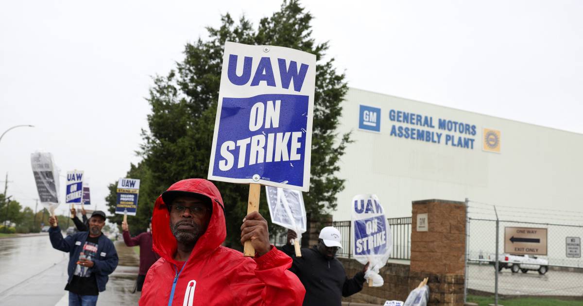 Stellantis, Ford, and GM Reach Agreement with Union: Wage Increase and Strike Costs Revealed