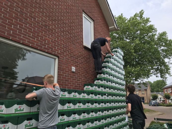 De Rijssenaren zijn de hele dag bezig geweest met de bouw.