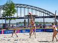 Beachvolleybal in Nijmegen. Bij de mannen gata het er een stuk gekleder aan toe.
