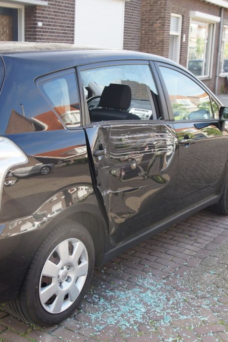 Onbekende bestuurder botst tegen geparkeerde auto in Waalwijk, zorgt voor flinke schade en rijdt door