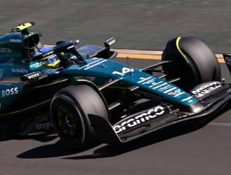 Fernando Alonso zakt naar achtste plaats na straf voor ‘bizarre’ actie bij crash George Russell