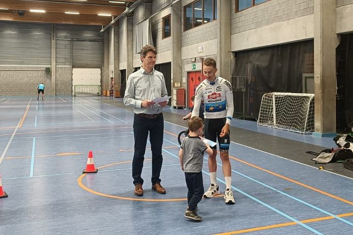 Europees kampioen Jente Michels deelt fietsdiploma’s uit aan Pintse
