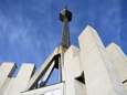 VIDEO en FOTOREPO: Iconische torenspits van Sint-Maartensdal van woontoren gehaald voor renovatie