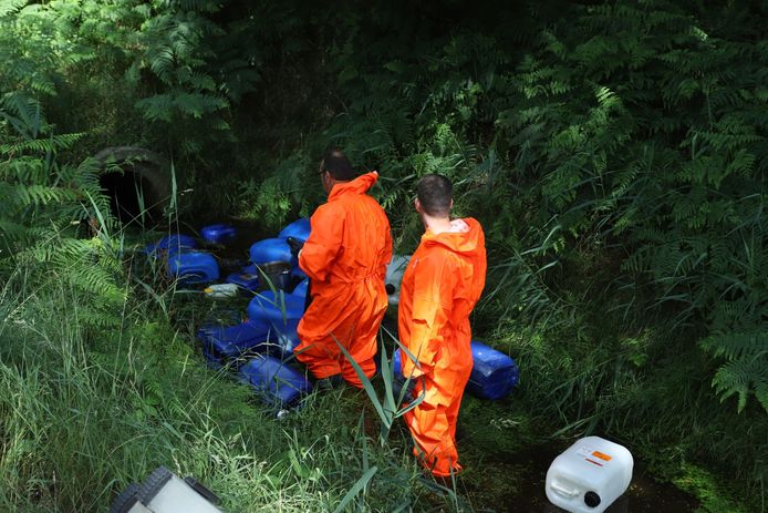 Blauwe vaten gedumpt aan de Beverdonksedijk in Oirschot.