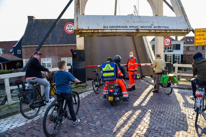 Een trauma-arts moest minutenlang wachten op een openstaande brug over de Vecht in Breukelen.