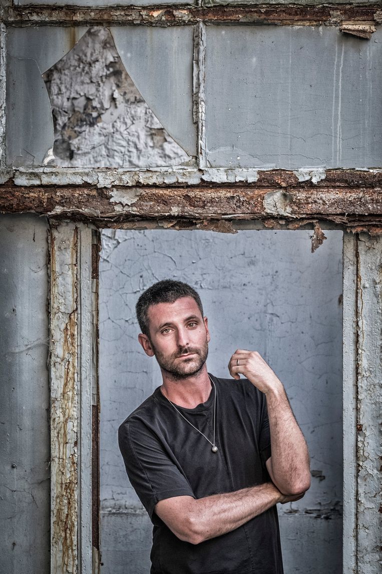 Jozef Wouters in Molenbeek: “’Underneath’ gaat over bouwen, over de kosmos en over hoe we naar elkaar kijken.” Beeld Tim Dirven