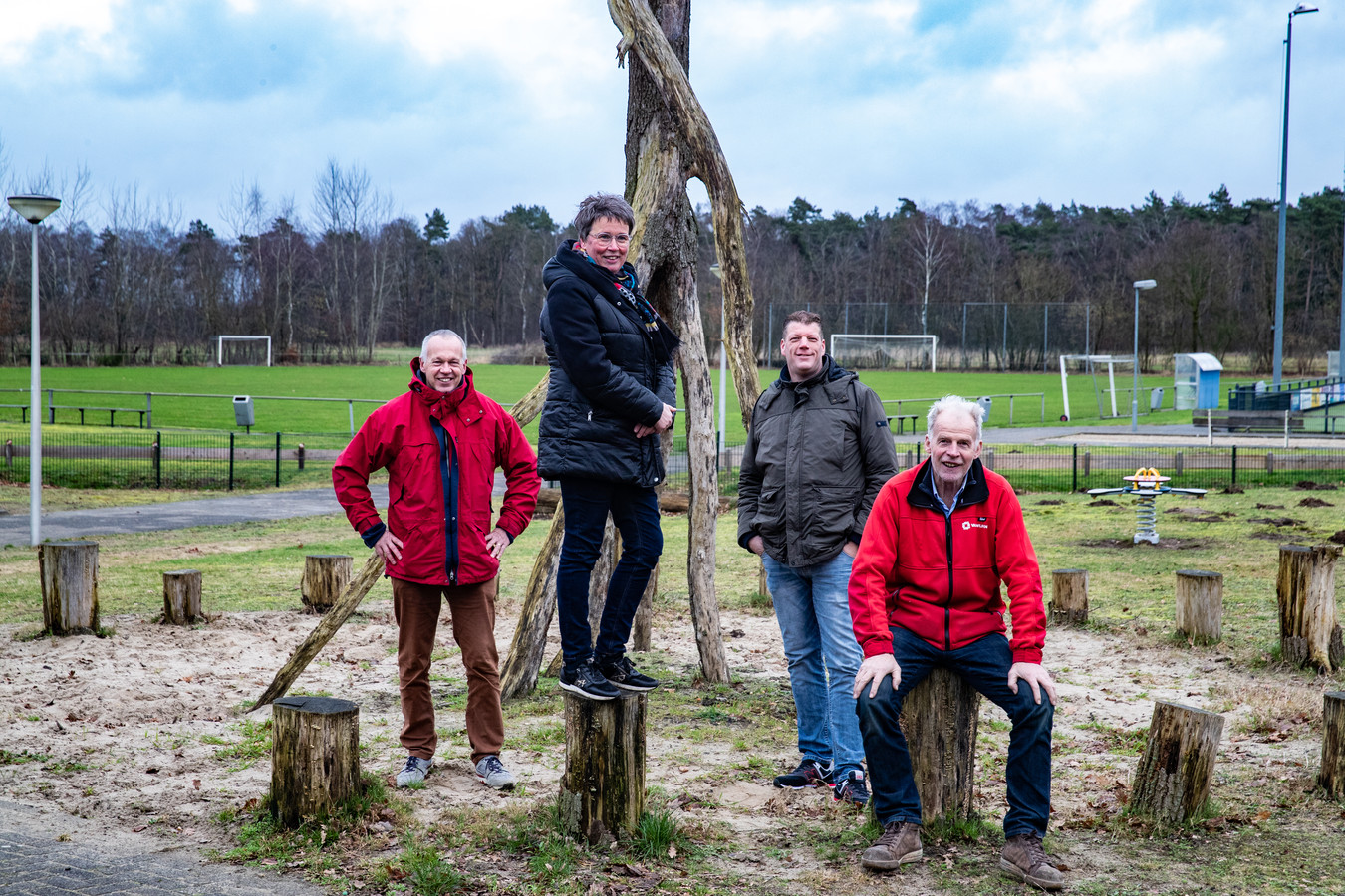 De vier initiatiefnemers van het nieuwe sportveld met Bram Ehren in de grijze jas.