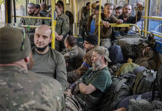 17 mei: Oekraïense soldaten worden geëvacueerd uit de Azovstal-fabriek. 