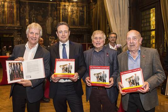 Nest Adriaensen, Bob Van Staeyen en John De Wilde met burgemeester Bart De Wever tijdens de boekvoorstelling. "Je kunt ze met enige overdrijving maatschappijkritisch noemen", zegt De Wever. 